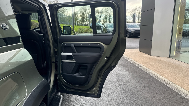 Land Rover Defender 2.0 D200 SE 110 5dr Auto Diesel Estate